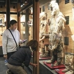 　展示された北方民族の衣服を見る入館者＝北海道網走市の道立北方民族博物館