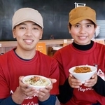　開発したミャンマー料理を見せるワエイヤンナインさん（左）とスモントゥエさん＝岐阜県土岐市