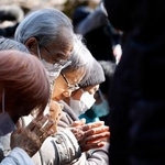 　東京・上野公園で行われた東京大空襲の追悼式典で手を合わせる人たち＝９日
