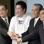 　ニッポン放送経営権をめぐる争奪戦が和解し、記者会見で握手する（左から）ニッポン放送の亀渕昭信社長（当時）、ライブドアの堀江貴文社長、フジテレビの日枝久会長と村上光一社長＝２００５年、東京都港区のホテル