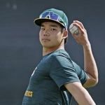 　キャッチボールするアスレチックスとマイナー契約の森井翔太郎＝３日、メサ（共同）