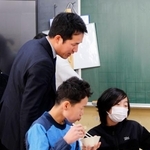 　児童と話をする中村有希さん＝２月、岐阜市