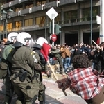 　２０１０年２月、ギリシャ政府の緊縮策に反発し、首都アテネの国会議事堂前広場で警官隊と衝突するデモ参加者ら（共同）