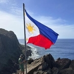 　フィリピン・マブリス島の高地に国旗を掲げる兵士＝２０２４年１２月（共同）