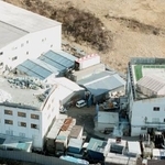 　山梨県上九一色村（当時）に建つ「第２サティアン」（右）などのオウム真理教施設＝１９９５年２月