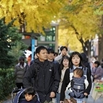 　ソウルの繁華街では、若者たちに交ざって、親子連れの姿も目についた（共同）