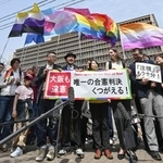 　同性婚を認めないのは「違憲」とする控訴審判決に喜ぶ原告ら＝２５日午前、大阪高裁前