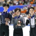 　全日本選手権で２位に入り、メダルを手にするの島田高志郎（左）、中央は優勝の宇野昌磨、右は３位の友野一希＝２０２２年１２月、東和薬品ラクタブドーム
