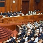 　改正公選法が可決、成立した参院本会議＝２６日午前