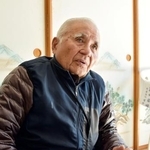 　太平洋戦争末期の沖縄戦での体験を語る吉川嘉勝さん＝２月、沖縄・渡嘉敷島