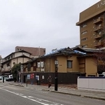 　人通りがまばらな和倉温泉の温泉街。屋根にブルーシートが残ったままの建物も見られる