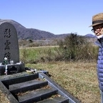 　オウム真理教の「第２、第３、第５サティアン」跡地に立つ慰霊碑を訪れた江川透さん＝２０２４年１１月、山梨県富士河口湖町