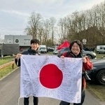 　「関西シクロクロス」の運営を統括する上田尚徳さん（右）＝１月、フランス・リエバン（関西シクロクロス提供）