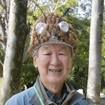 　セミの抜け殻を集めている堀内伸一郎さん＝２０２５年３月、埼玉県蕨市