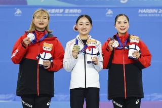 　冬季アジア大会で銅メダルを獲得した吉田陽菜（右）と金メダルの金采衍（中央）、銀メダルの坂本花織（左）＝２０２５年２月１３日、ハルビン