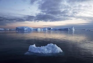 　北極に近いグリーンランドで、氷河から流れ出た氷山＝２０２１年９月（ゲッティ＝共同）
