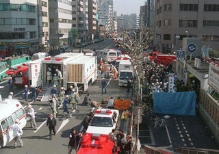 　地下鉄サリン事件で、地下鉄日比谷線「築地駅」前の路上に設けられた救護所＝１９９５年３月