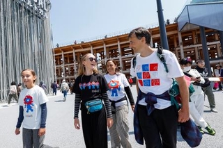 　大阪・関西万博会場を訪れた外国人客＝１４日、大阪市此花区の夢洲