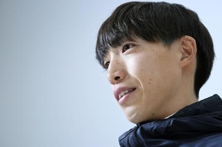 　インタビューに答える陸上男子３０００メートル障害の三浦龍司＝３月４日、千葉県印西市