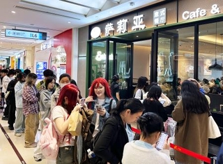 　中国上海市にあるサイゼリヤの店舗前で、行列を作る順番待ちの客＝２０２５年４月（共同）