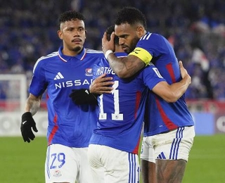 　ＡＣＬＥ・決勝トーナメント１回戦の上海海港戦で、チーム３点目のゴールを決めたヤンマテウス（１１）を祝福する横浜Ｍのアンデルソンロペス（右）＝２０２５年３月１１日、日産スタジアム