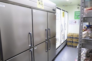 　フードバンクつばめが運営する「コミュニティフリッジ」＝２０２５年３月、新潟県燕市