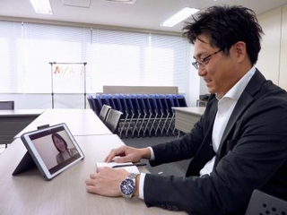 　メンターの秋元陽子さんとオンラインで話す吉田隆之さん＝２月、神奈川県厚木市