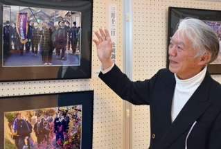 　東大寺二月堂にたいまつを届ける様子を紹介する秋永正人さん＝２０２５年２月、三重県名張市