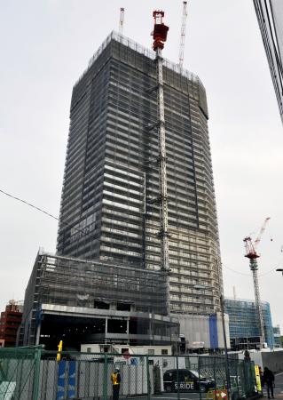 　住友不動産が東京都豊島区で建設中のタワーマンション「グランドシティタワー池袋」。販売時に「引き渡し日から５年間譲渡できない」とする特約を付けた＝１８日