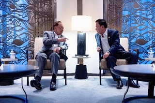 　タイの首都バンコクで会談したタクシン元首相（右）とマレーシアのアンワル首相＝４月（アンワル氏のフェイスブックから）