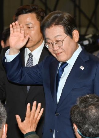 　韓国の「共に民主党」予備選の演説会場に到着した李在明前代表＝２７日、ソウル郊外（共同）