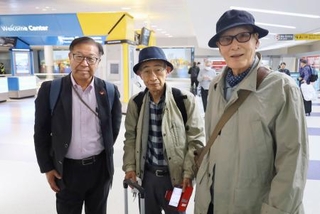 　２７日、核拡散防止条約再検討会議の第３回準備委員会に向け、米国入りした（右から）被団協の金本弘さん、浜住治郎さんら＝ニューヨーク（共同）