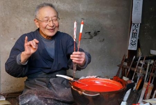 　「現代ろうそく」について説明する三嶋順二さん＝２０２５年１月、岐阜県飛騨市