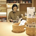 　「風呂屋書店」の店内。風呂おけや銭湯のロッカーを模したデザインの本棚に書籍が並ぶ＝２０２５年３月、札幌市の定山渓温泉
