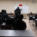 　非正規滞在者摘発前に打ち合わせする群馬県警の捜査員と入管職員＝２０２５年２月、群馬県桐生市