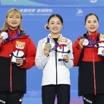 　冬季アジア大会で銅メダルを獲得した吉田陽菜（右）と金メダルの金采衍（中央）、銀メダルの坂本花織（左）＝２０２５年２月１３日、ハルビン