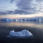 　北極に近いグリーンランドで、氷河から流れ出た氷山＝２０２１年９月（ゲッティ＝共同）