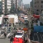 　地下鉄サリン事件で、地下鉄日比谷線「築地駅」前の路上に設けられた救護所＝１９９５年３月