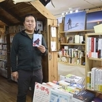 　自身が営む「冒険研究所書店」で本を紹介する荻田泰永さん＝２０２５年３月、神奈川県大和市