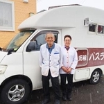 　「函館元祖バスラーメン」の丸山憲雄さん（左）と妻の寿子さん＝北海道函館市