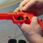 　３Ｄプリンターで製造された拳銃の骨格に市販の部品を組み合わせる様子＝米テキサス州サンアントニオ（共同）
