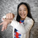 　クラゲポーズで写真に納まる、パビリオン「いのちの遊び場　クラゲ館」を手がけた中島さち子さん＝２０２５年２月２０日、大阪市