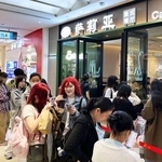 　中国上海市にあるサイゼリヤの店舗前で、行列を作る順番待ちの客＝２０２５年４月（共同）