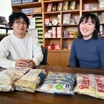 　取材に応じる「日の出屋製菓産業」の川合洋平社長（左）と海外販路の担当社員＝２０２５年３月、富山県南砺市
