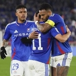 　ＡＣＬＥ・決勝トーナメント１回戦の上海海港戦で、チーム３点目のゴールを決めたヤンマテウス（１１）を祝福する横浜Ｍのアンデルソンロペス（右）＝２０２５年３月１１日、日産スタジアム