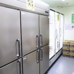 　フードバンクつばめが運営する「コミュニティフリッジ」＝２０２５年３月、新潟県燕市