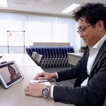 　メンターの秋元陽子さんとオンラインで話す吉田隆之さん＝２月、神奈川県厚木市