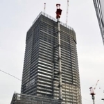 　住友不動産が東京都豊島区で建設中のタワーマンション「グランドシティタワー池袋」。販売時に「引き渡し日から５年間譲渡できない」とする特約を付けた＝１８日