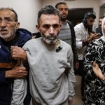 　イスラエル軍の拘束から釈放された後、ガザ中部デールバラハの病院に到着したパレスチナ人男性（中央）＝４月１０日（ロイター＝共同）