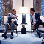 　タイの首都バンコクで会談したタクシン元首相（右）とマレーシアのアンワル首相＝４月（アンワル氏のフェイスブックから）